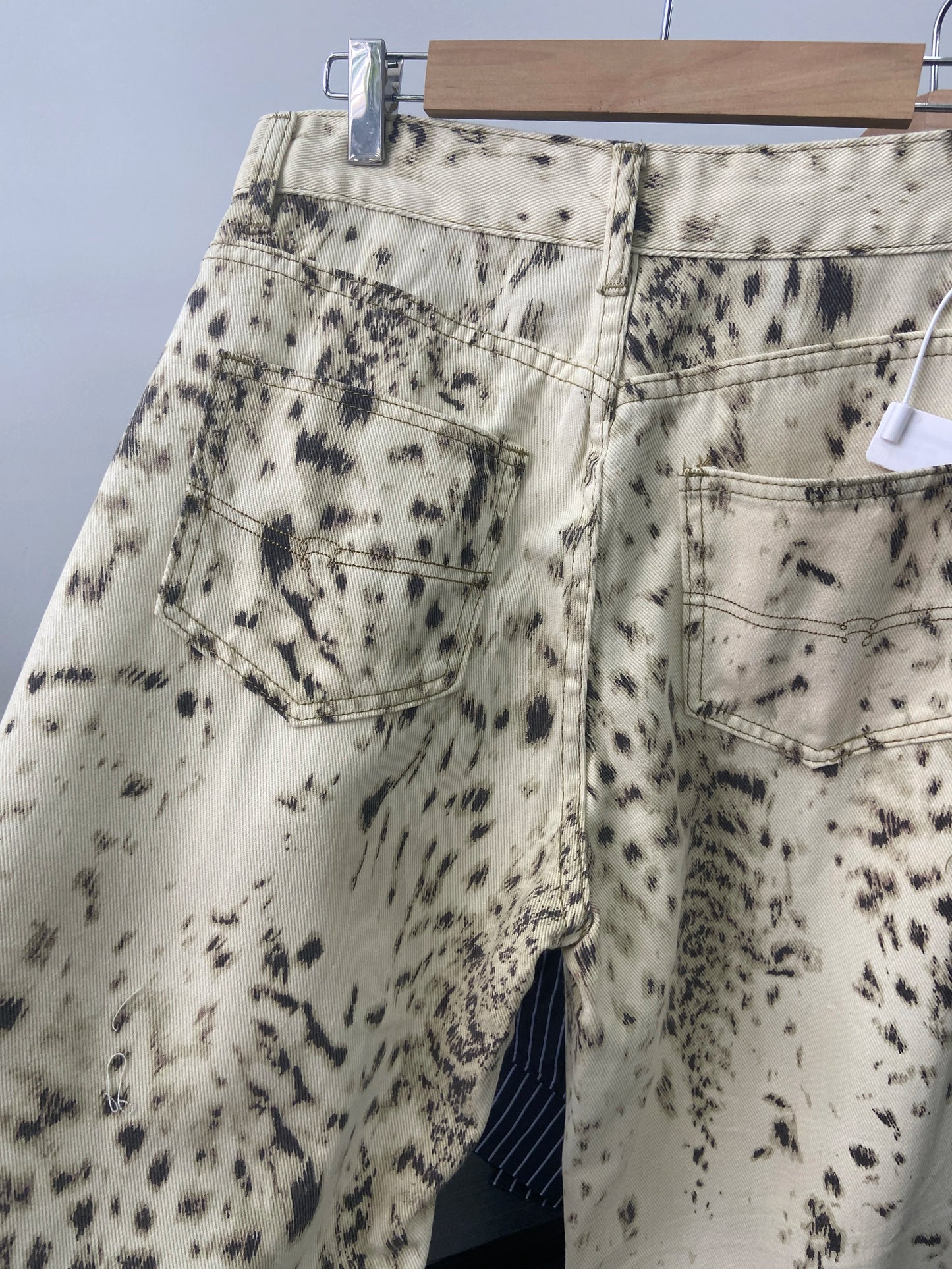 High-Waisted Wide Leg Jeans in Retro Leopard Print