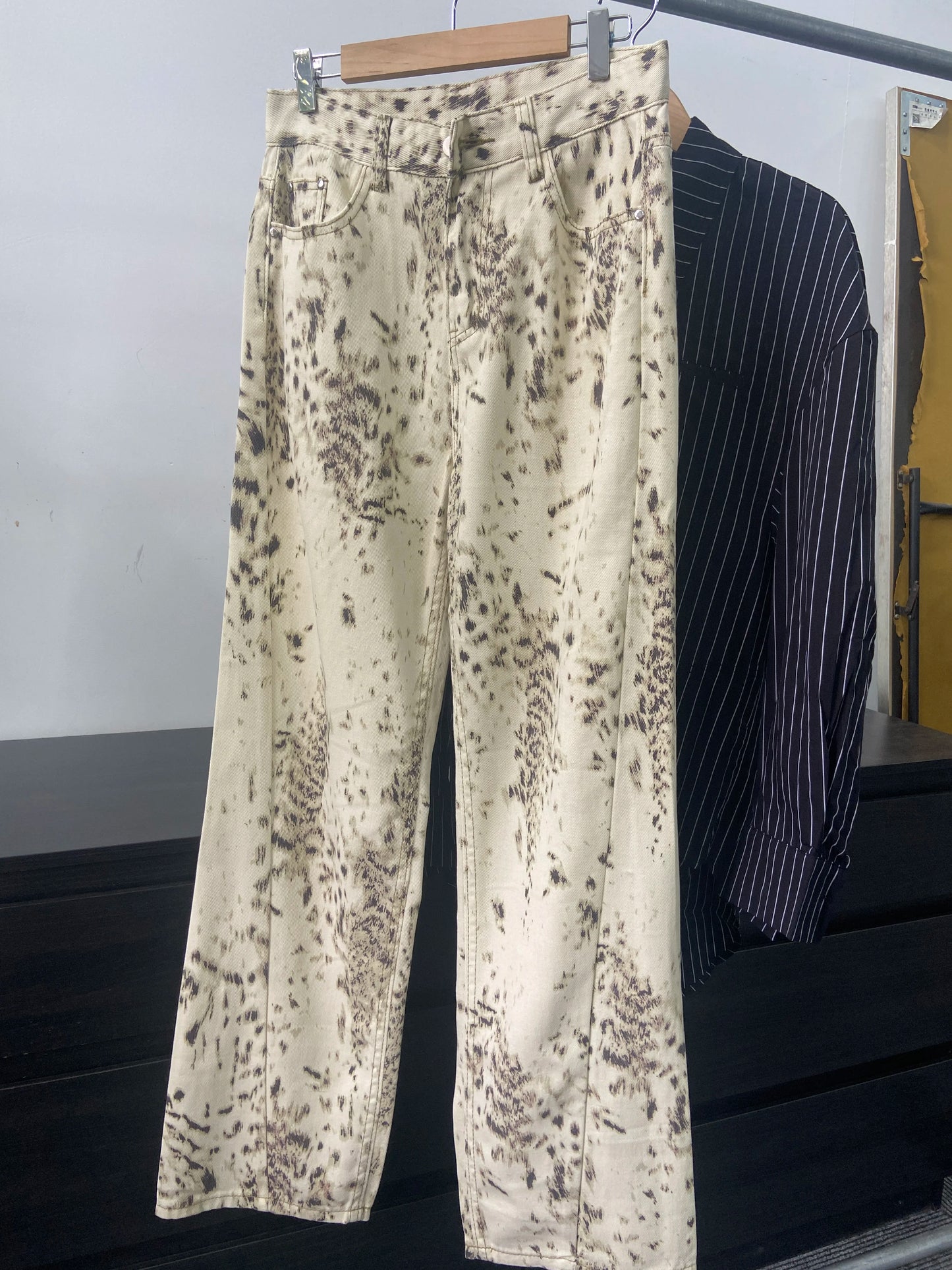 High-Waisted Wide Leg Jeans in Retro Leopard Print