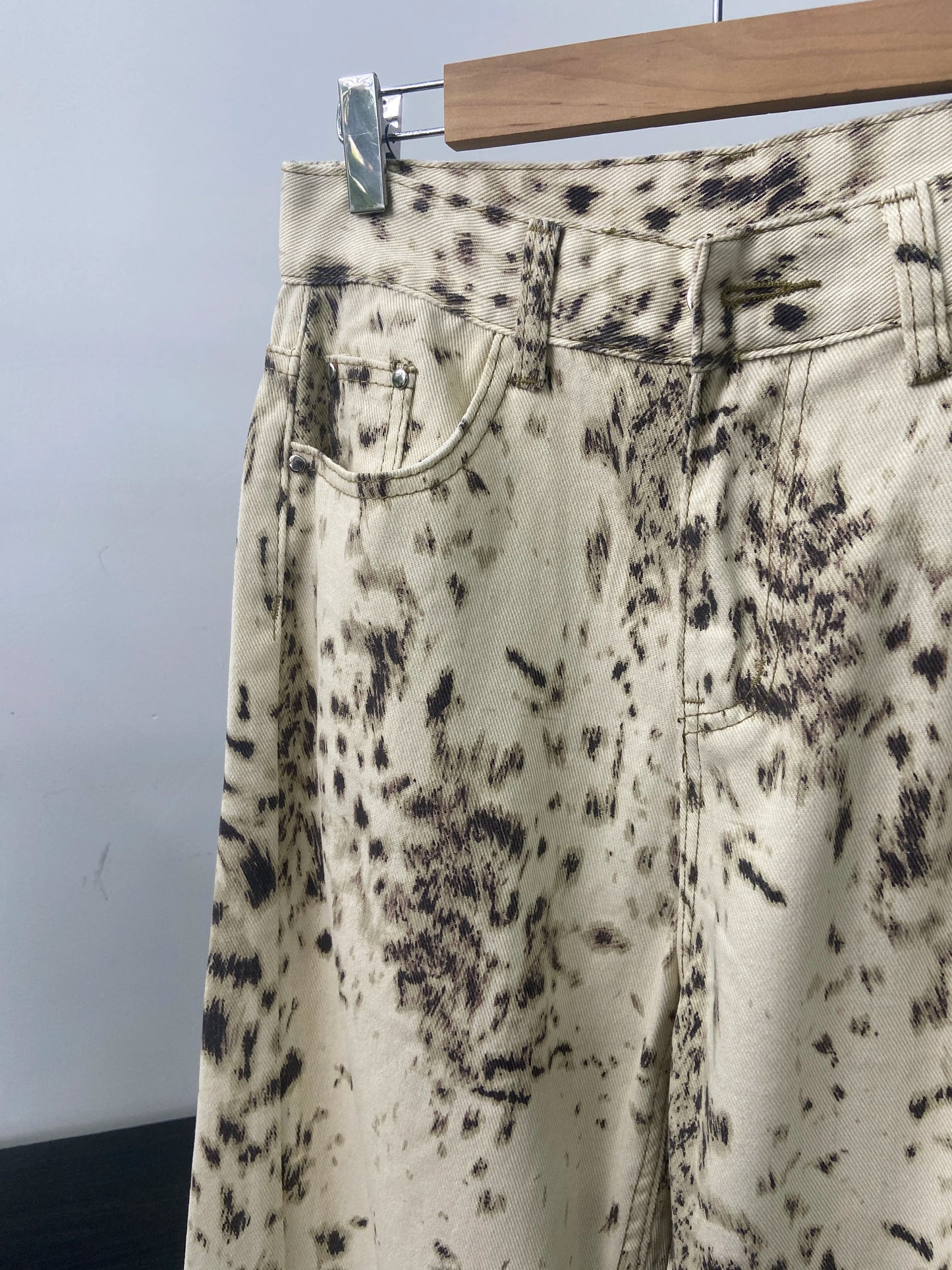 High-Waisted Wide Leg Jeans in Retro Leopard Print